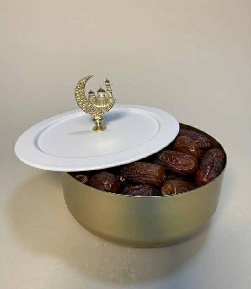 وعاء تمر رمضان الذهبي الفاخر مع غطاء هلال القمر – وعاء إسلامي معدني أنيق باللون الأبيض الكريمي و الذهبي - Image 4